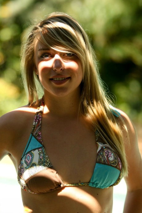 Blind amateur Eva gets totally naked during a light and shadow play shoot