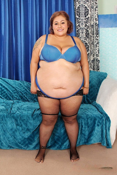SSBBW Veruca Darling reaches around huge belly to finger her twat in nylons