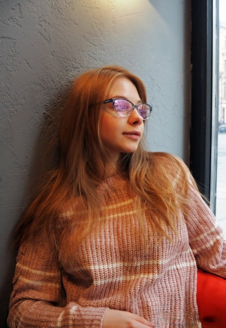 Nerdy bookworm Siya sets her great body free while wearing heels