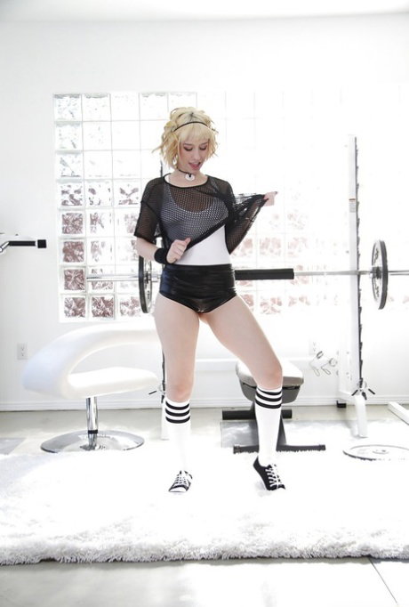 Sporty babe with petite ass Proxy Paige stripping and spreading her legs