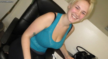 Stunning babe with huge breasts Siri teases with her bubble ass