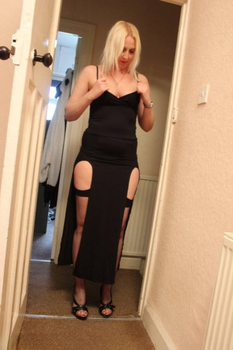Blonde British amateur Tracey Lain plays with her pussy before sucking a cock