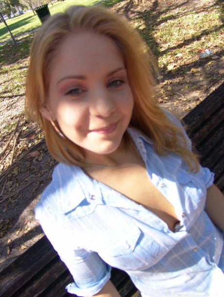 Sexy blonde babe Jenny Lynn doffs her clothes and rides a big dick