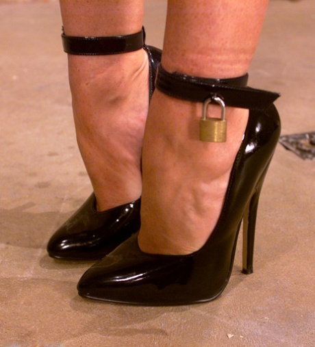 Glamorous American wife Maria Shadoes gets bound by her dominant lover