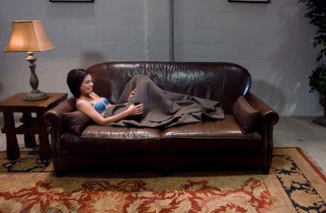 Amateur chick Ruby Knox gets banged by a sex machine on a sofa