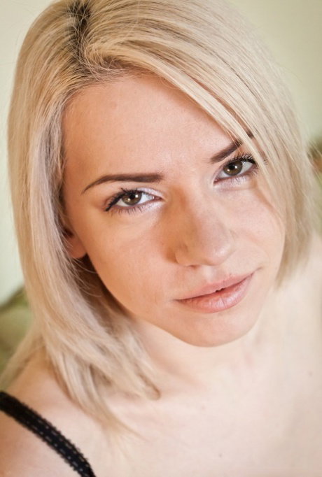 Barefoot solo girl sports the blonde look while showing her darj