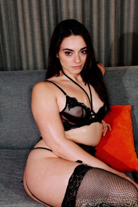 Plump chick Sophia Burns works her juicy ass before interracial sex