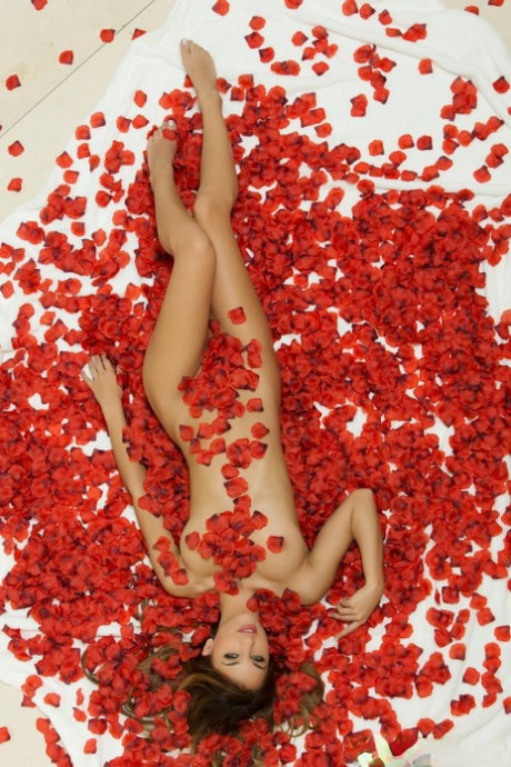 Sexy caucasian babe Uma Jolie rubs her bald vagina in a pile of red roses