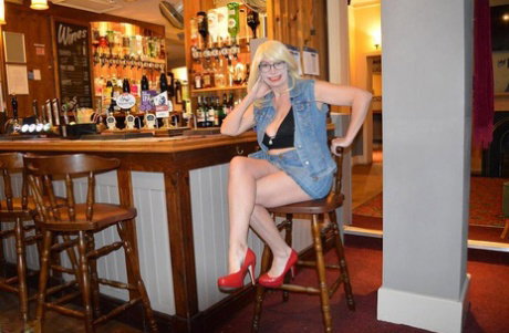 Older amateur Barby Slut exposes her tits and pussy while in a public house