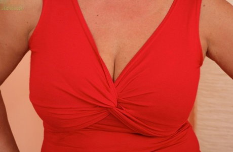 Aged BBW Jesica Hot revealing large tits before spreading for masturbation