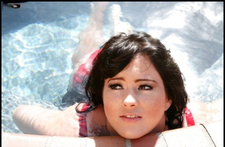 Busty Rachel Aldana poses in bikini in the pool and shows her tits