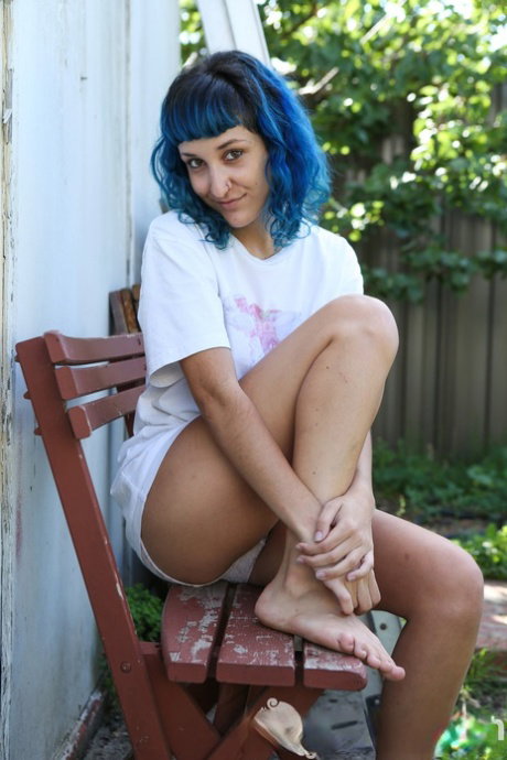 Amateur girl Jay Elle sports dyed hair while masturbating on a backyard bench