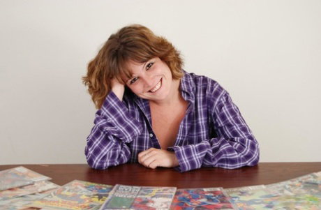 Amateur lady Misty Summer shows her tits and twat amid a comic book collection
