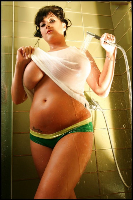 Hot girl with big boobs Rachel Aldana is stripping in the shower