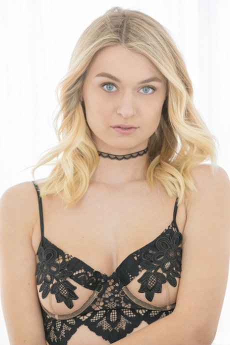 Blonde look-alikes Natalia Starr and Kylie Page share a delicious dick
