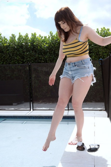 Chubby amateur Melody Mynx spreads her twat after showing her big tits and ass