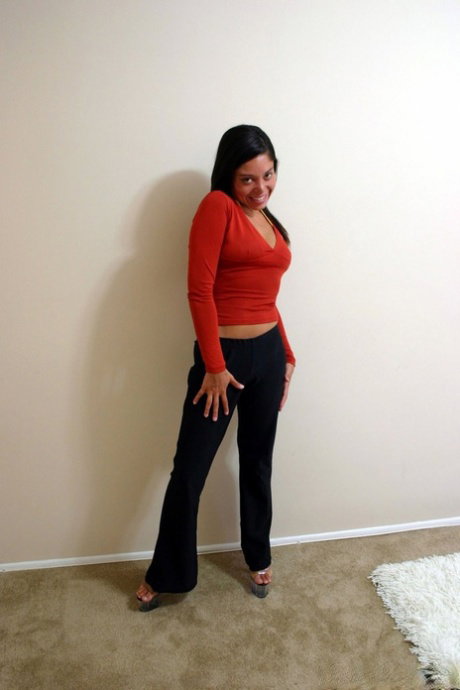 Amateur MILF Shawna Edwards blows a throbbing dick & receives a huge facial