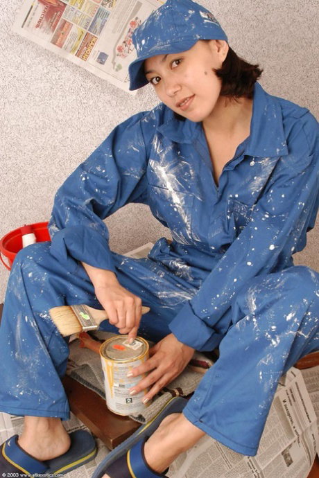 Asian amateur Elena stripping off painter's clothes to model in the nude