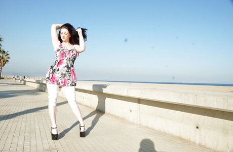 Chunky brunette model Harmony Reigns flashing big breasts outdoors