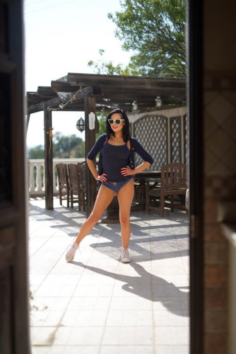 Solo model shoves her sunglasses atop her head before getting naked