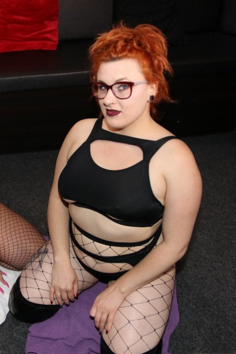 Isabel Dean and her girlfriend eat cum while at a bukkake party
