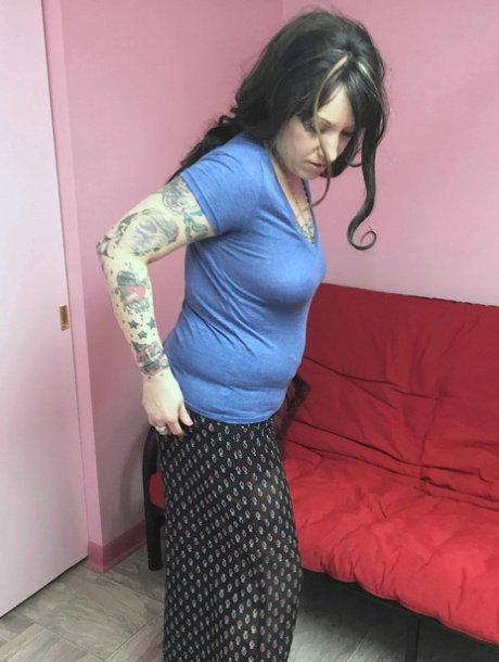 MILF with a big booty Lexxi Meyers fingers her shaved pussy in a hot solo