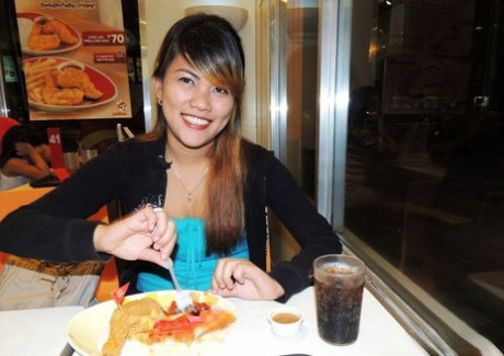 Asian amateur Cindy has sex with a foreigner after enjoying a free meal
