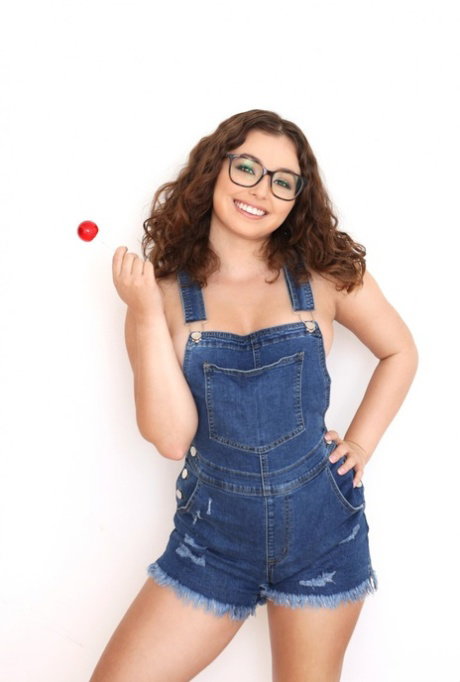 Nerdy brunette pornstar Leana Lovings shows her stunning curves before sex