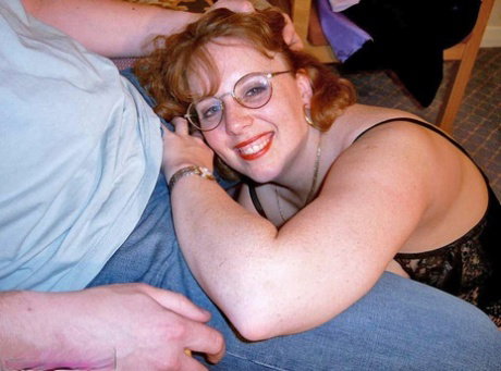 UK amateur Curvy Claire wears her glasses during oral sex with a man