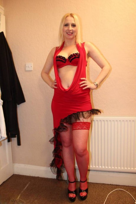 Older UK blonde Tracey Lain sports a cum covered pussy after anal sex