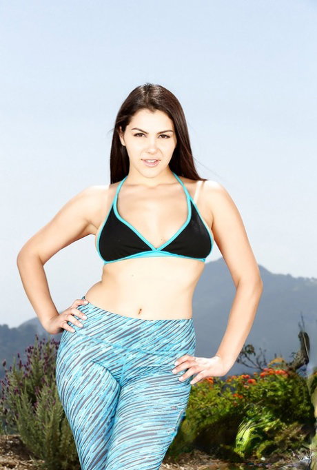 Valentina Nappi wants to show us her amazing white booty and tits
