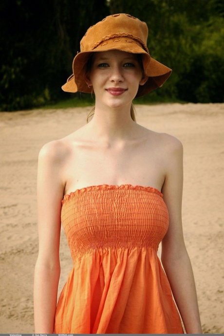 Glamorous babe Valentina shows her juicy tits while fully naked outdoors