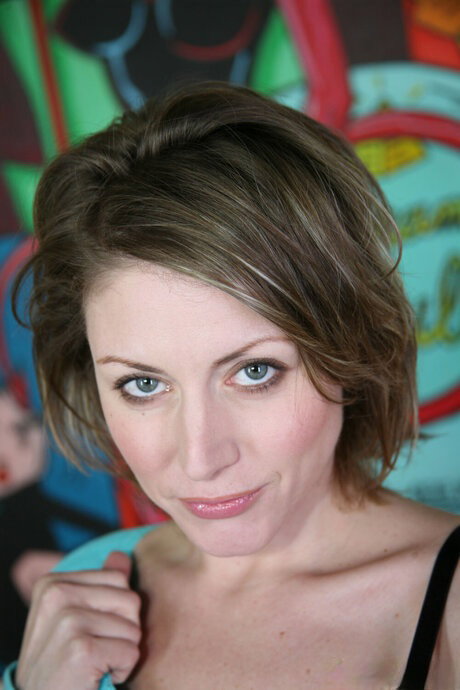 MILF Velicity Von undresses before looking up cum during POV sex