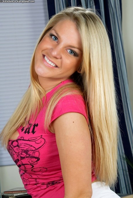 Thoroughly sexy amateur teen witch Taylor Vaughn spreads clam
