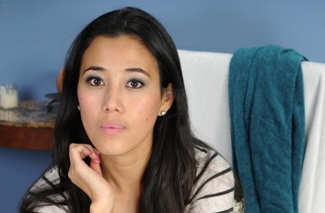 Sasha Ming is a little bitch and she adores jilling vagina