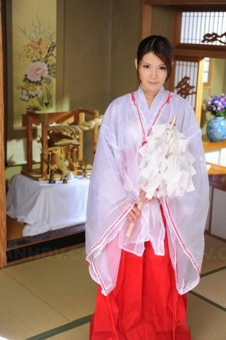 Japanese beauty Anna Kirishima gets butt naked during a solo performance