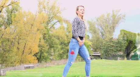 Jeans clad Bianca pulls sown her pants showing bare pussy to pee in public