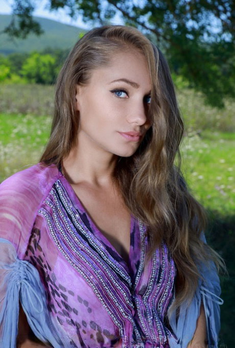 Young beauty Florida gets completely naked outdoors underneath a tree