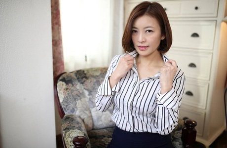 Japanese brunette Hitomi gets her trimmed vagina stuffed with a knob