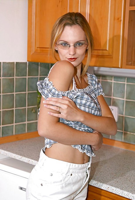 Bitchy amateur teen babe in glasses Misty spreads her fish tank
