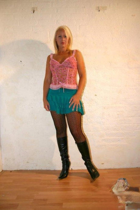 Big ass blonde Amber with tiny tits & big nipples poses naked in tall boots