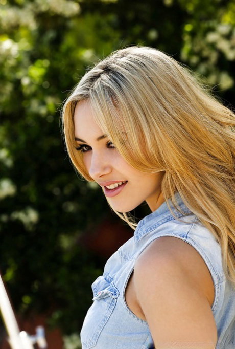 Pretty blonde babe Sophia Knight showcasing her graceful curves