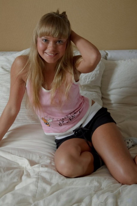 Young first timer sucks off hr guy after having sex in her bed