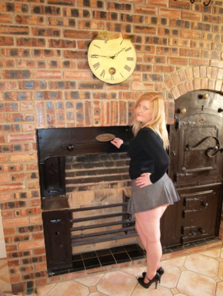 Overweight amateur Samantha gets naked in her kitchen other than a microskirt
