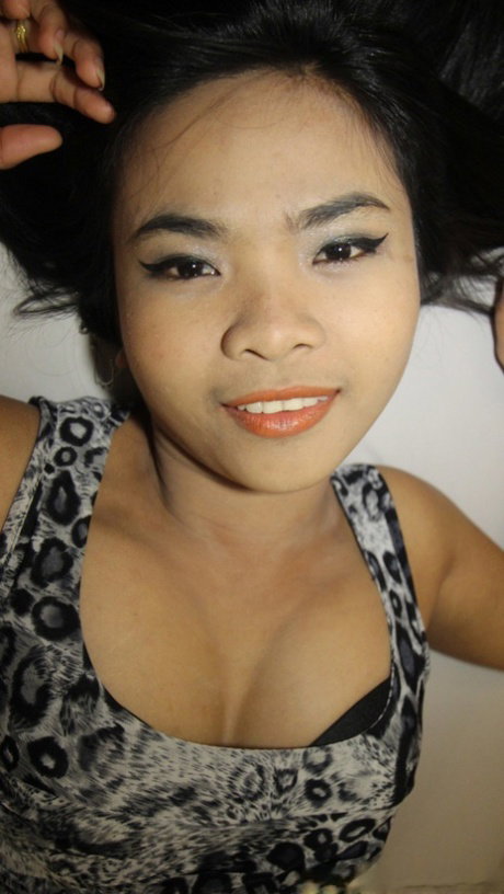 Asian bargirl Chubjang gives up her natural pussy to a Farang