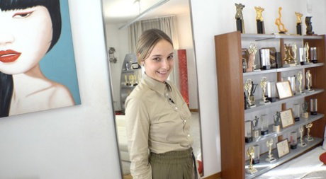 American newbie Ophelia Dust gets fucked by Rocco Siffredi at the casting