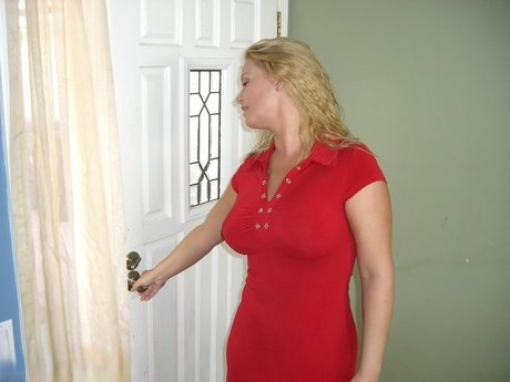 Blonde chick Lindsay Meadow deepthroats a client during happy ending massage