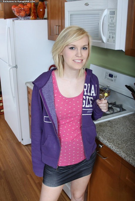 Pretty teen babe Amanda Bryant prepares to undress in hot amateur clip