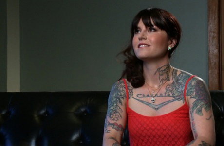 Tattooed Vivienne Del Rio enjoys multiple cocks in gangbang fantasy