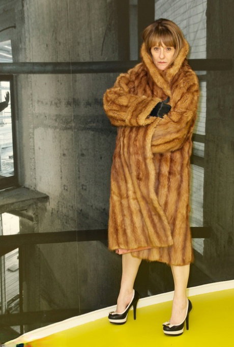 Middle-aged amateur Pandora flashes in a full-length fur coat and heels